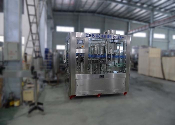 China Stahlkonstruktions-automatische Wasser-Flaschenabfüllmaschine-Linie waschende füllende mit einer Kappe bedeckende Maschine 3IN1 fournisseur