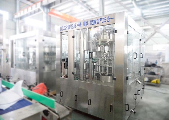 China Automatische gekohlte Getränk-Füllmaschine, gasen kalte Getränk-Flaschen-Füllmaschine fournisseur