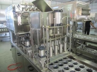 China Monobloc automatische Flaschen-Füllmaschine-Überwurfmutter PLC-Steuerung des Saft-3 In1 fournisseur