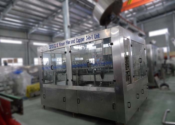 China Füllmaschine des Getränk12000bhph, automatische flüssige Füllmaschine für Plastikflasche fournisseur