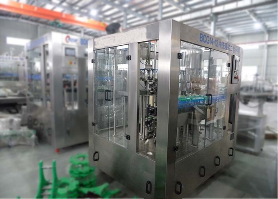 China Gekohlte Getränk-Flaschen-füllendes Mit einer Kappe bedecken und Etikettiermaschine, automatisches Wasser-füllende und mit einer Kappe bedeckende Maschine fournisseur