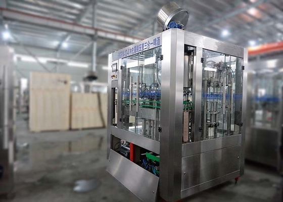 China Gekohlte Kapazitäts-Kompaktbauweise der Bier-Füllmaschine-befleckende Ausrüstungs-4000BPH, fournisseur