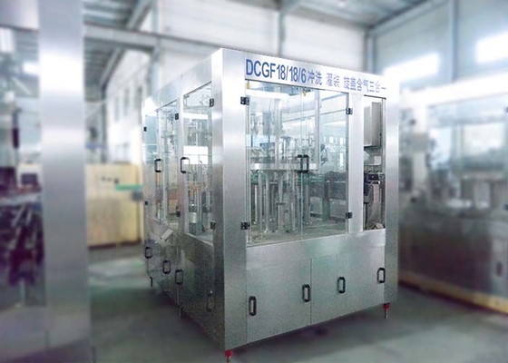 China Kohlendioxyd-gekohlter Getränkefüllmaschine Rinser-Füller-Mützenmacher 3 IN 1 fournisseur