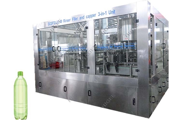 China Einfache Operation karbonisierte Kapazität der Getränkedie abfüllende Ausrüstungs-11.2kw 24000bph fournisseur